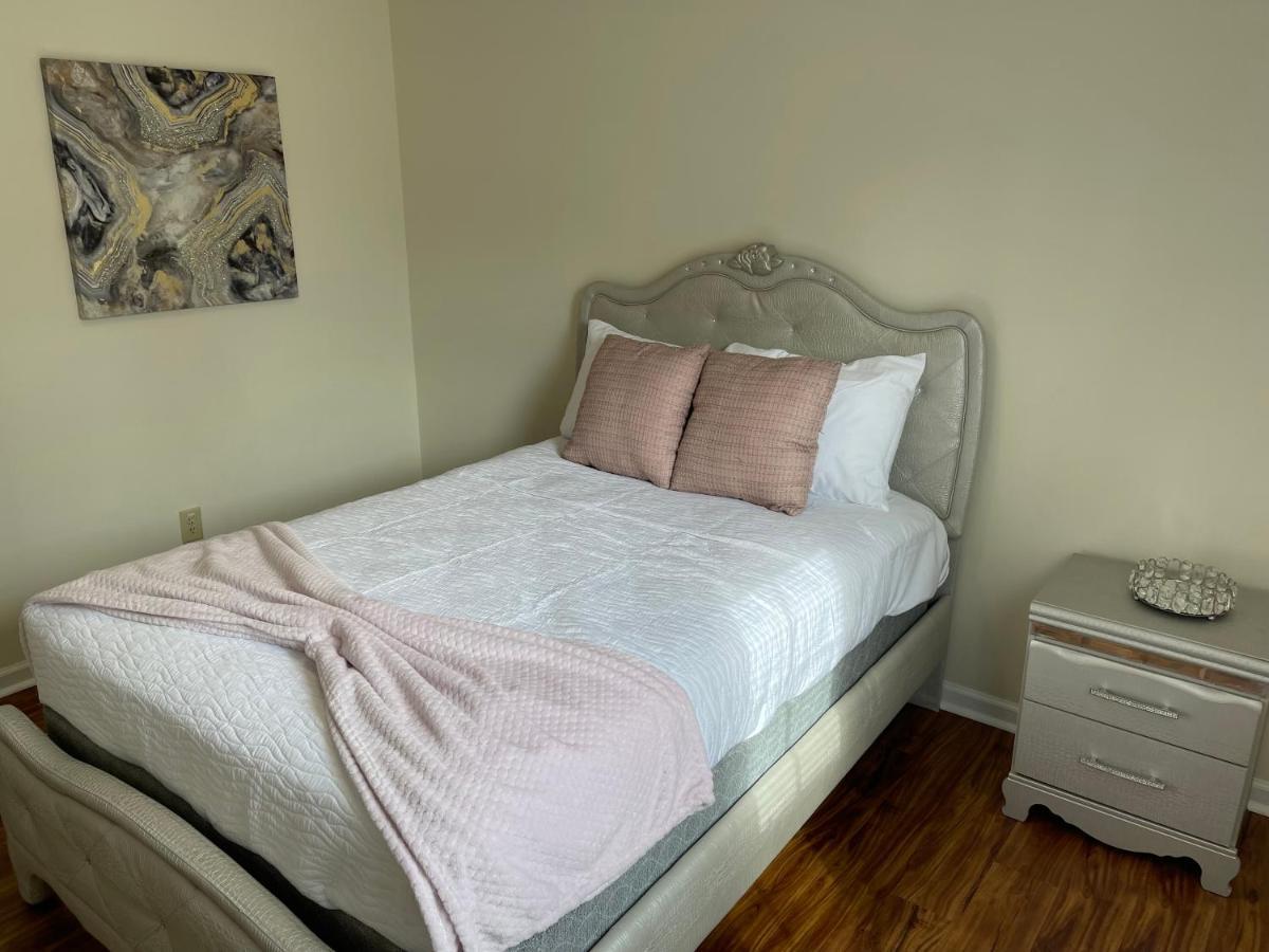 Pet- Friendly, & Close To Uptown Holiday home Charlotte